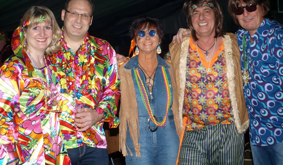 37. Kos­tüm­sit­zung