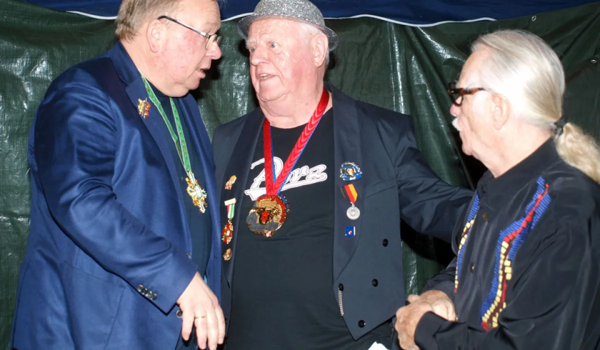 37. Kos­tüm­sit­zung