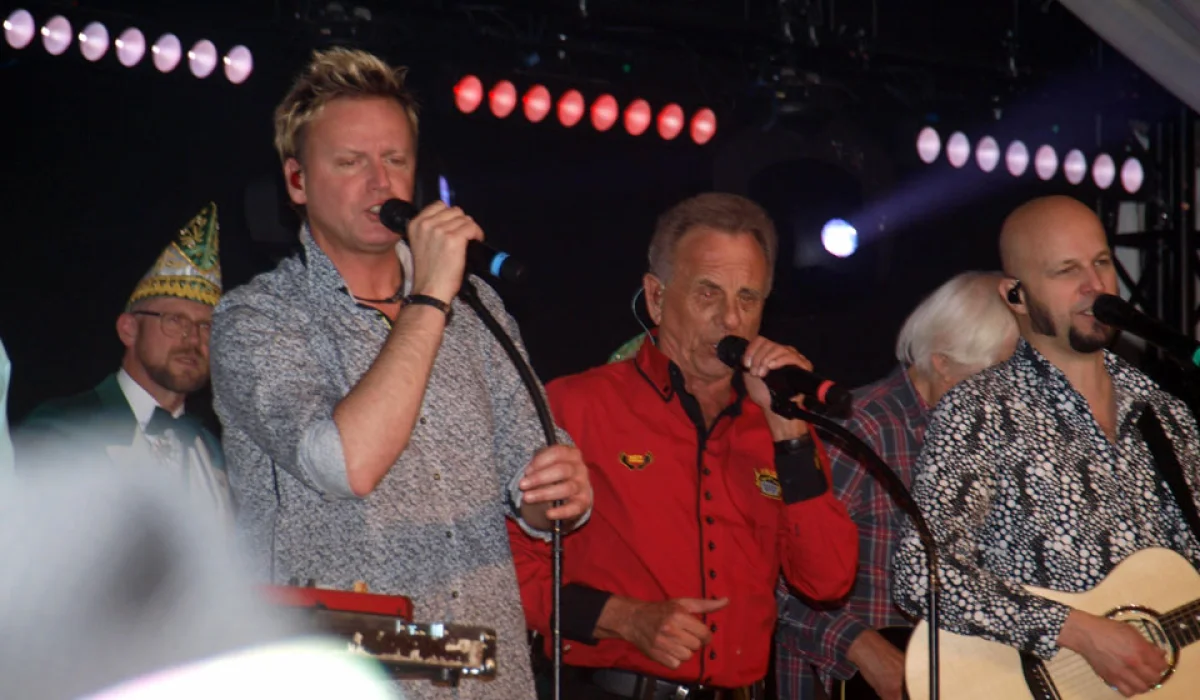 37. Kos­tüm­sit­zung