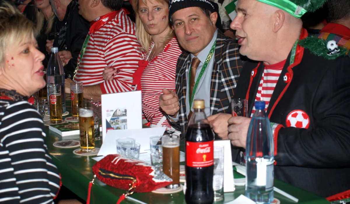 37. Kos­tüm­sit­zung