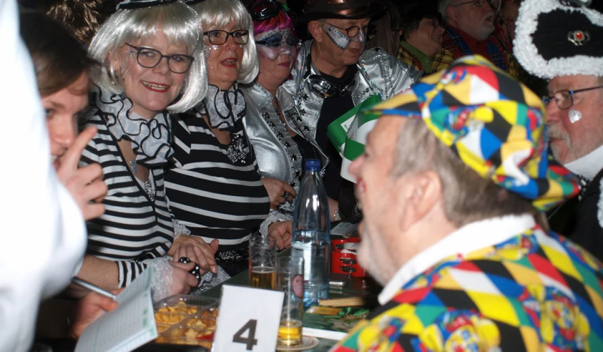 37. Kos­tüm­sit­zung