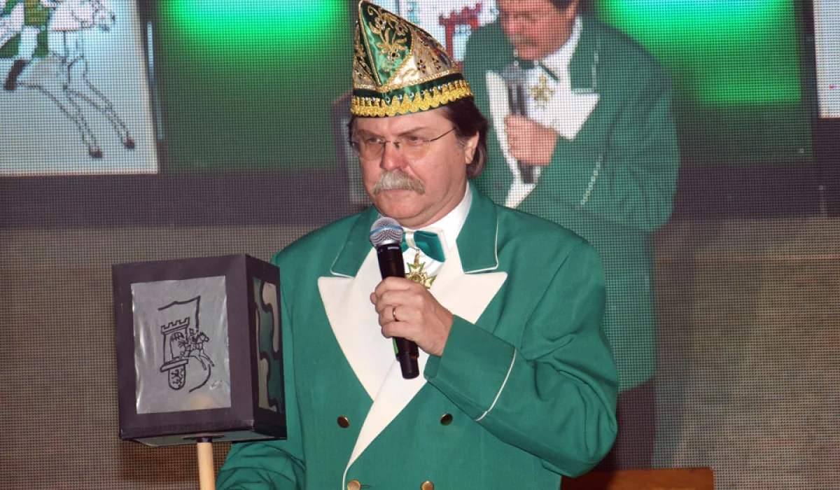 37. Kos­tüm­sit­zung