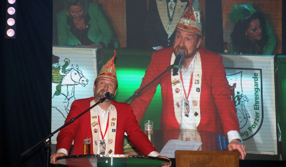 37. Kos­tüm­sit­zung