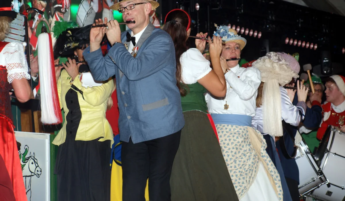 37. Kos­tüm­sit­zung