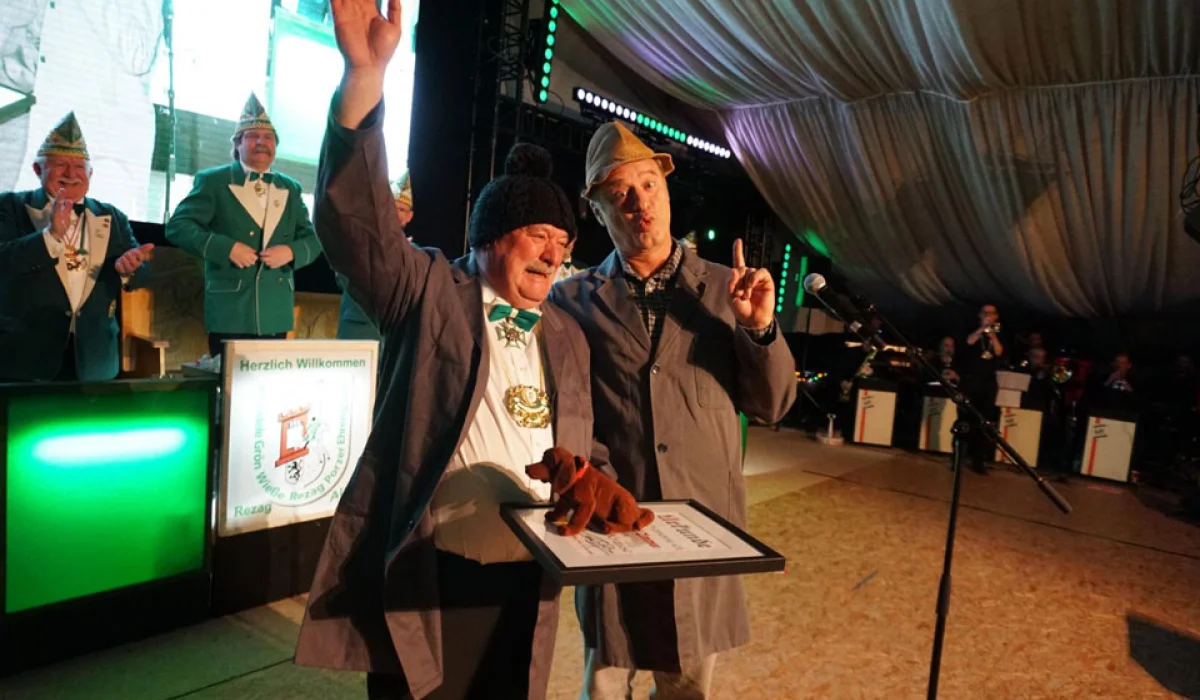 38. Kos­tüm­sit­zung